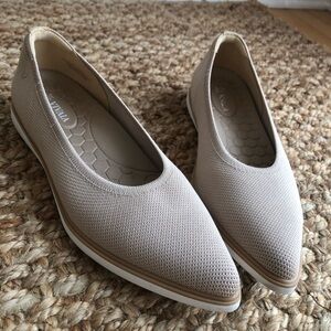 Vivaia Pointed-Toe All-Day Standing Flats (Veronica). Size 39.5 or 8.5